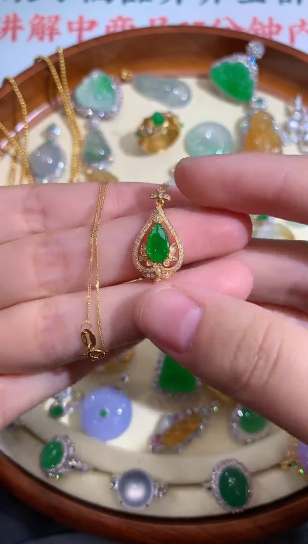 吊坠(赠链)18K金镶嵌翡翠11绿水滴一套