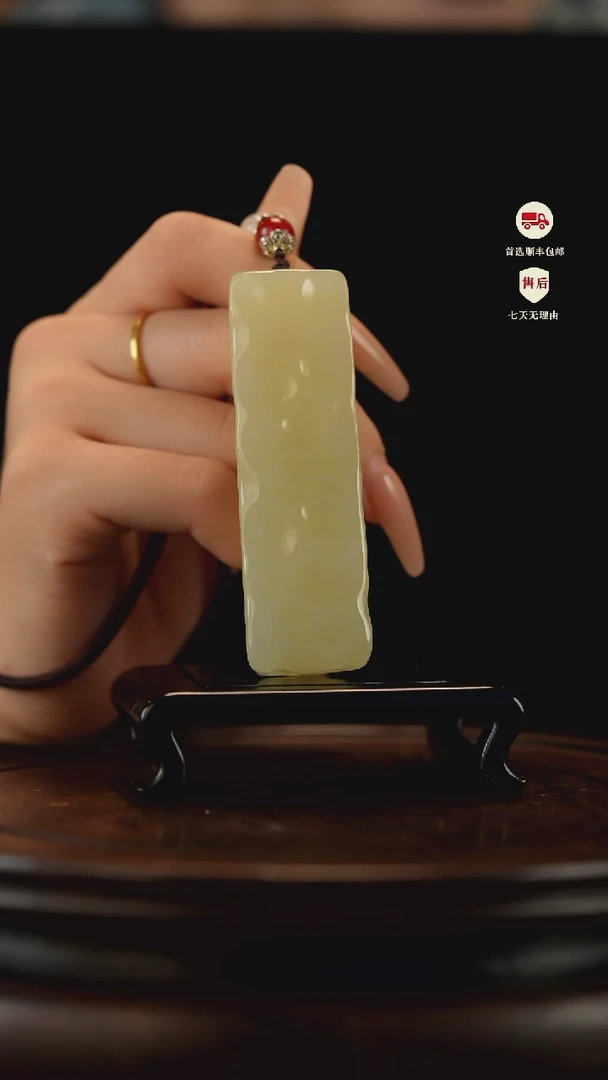 云南石竹叶青雕刻:小奶酪手把件摆件