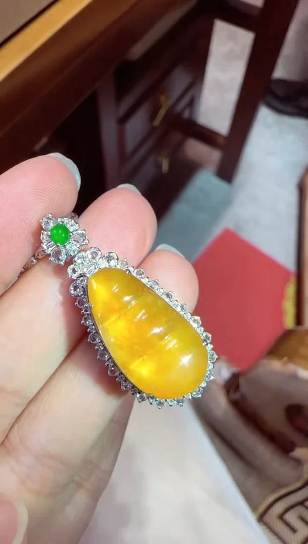 【闪购商品】翡翠吊坠(不含链)18K金镶嵌豆子