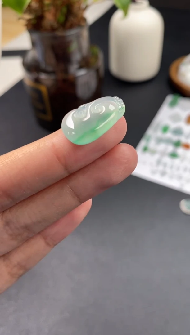 翡翠未镶嵌颈饰翡翠冰种如意