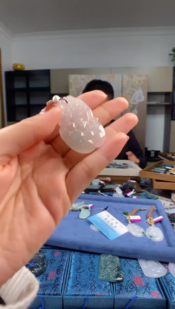 颈饰未镶嵌翡翠龚***姐多样性发其一