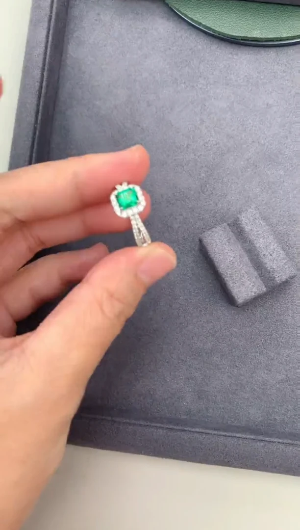 【闪购商品】祖母绿戒指18K金镶嵌71分祖母绿