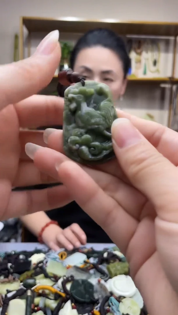 未镶嵌岫玉吊坠`