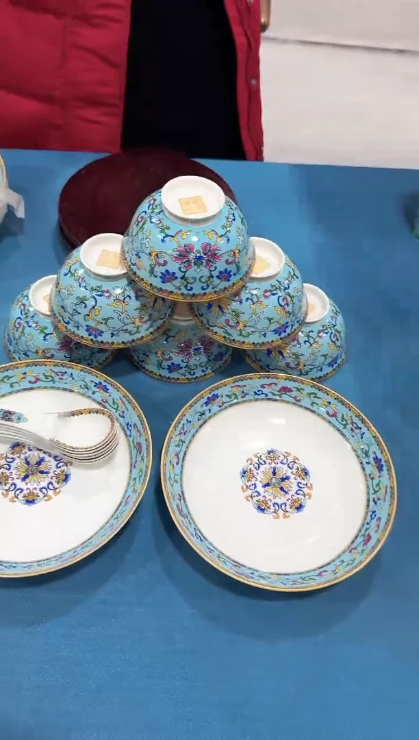 【闪购商品】瓷片不描金湖蓝色珐琅彩18件餐具礼盒装