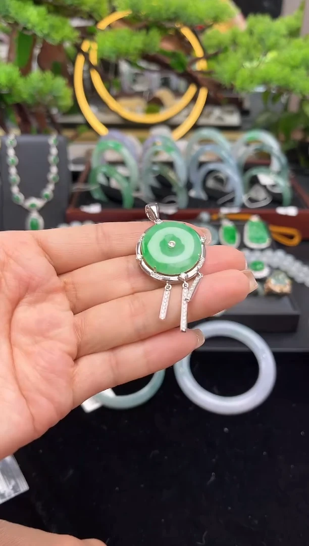 颈饰18K金镶嵌翡翠吊坠