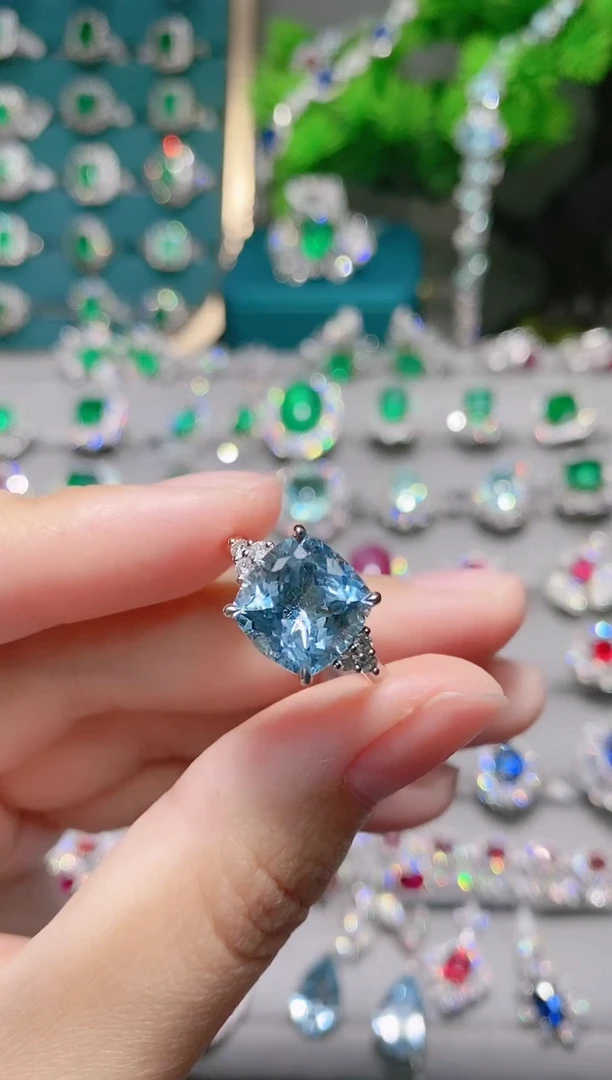 18K金镶嵌戒指海蓝宝石.