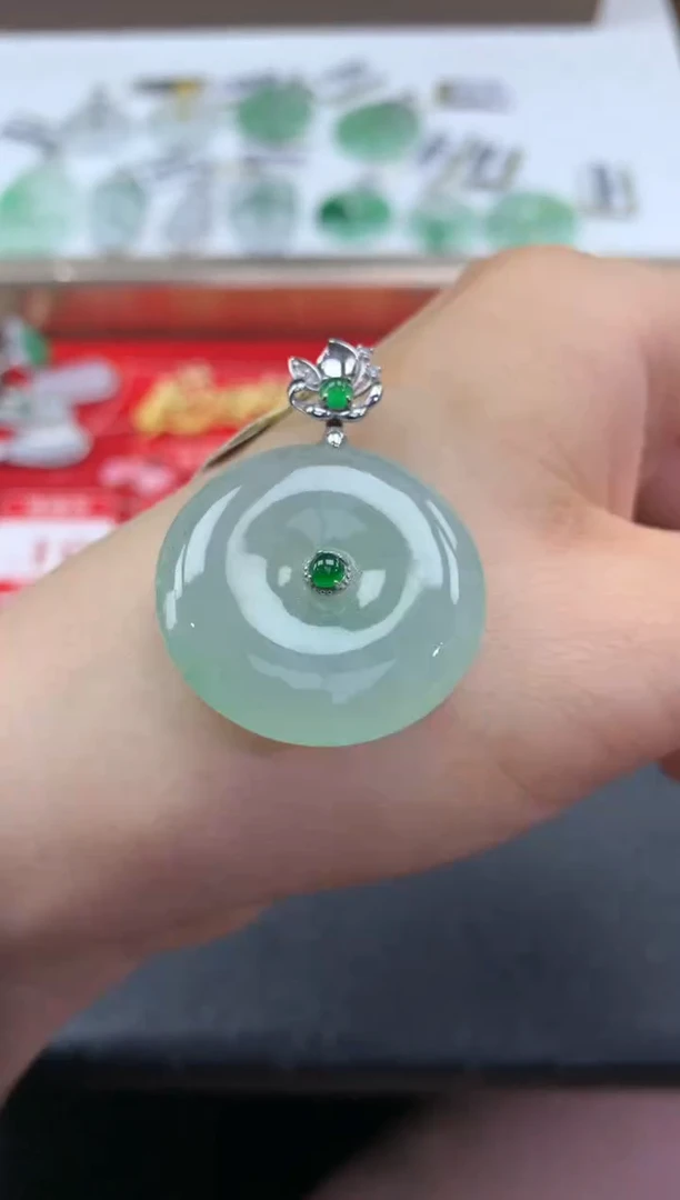 翡翠18K金镶嵌颈饰..........