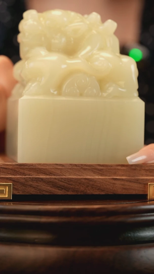 云南石竹叶青雕刻：祥龙玉玺摆件8*8