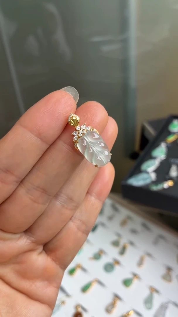 颈饰18K金镶嵌翡翠天然翡翠A货