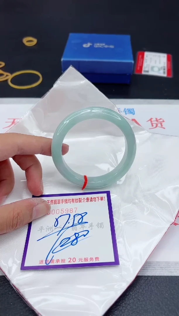 翡翠手镯未镶嵌1