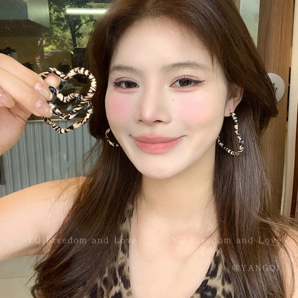 合金耳饰 豹纹爱心耳圈女气质夸张高级感设计耳环时髦百搭耳饰