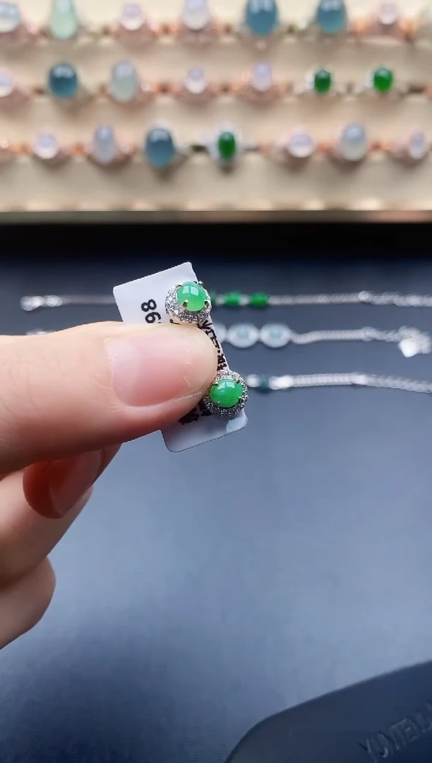 翡翠未镶嵌耳饰一物一证一礼盒