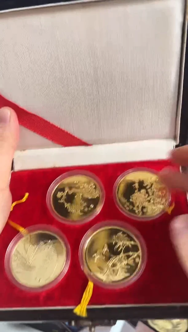 其他普通金属梅兰竹菊 纪念章 礼盒  上海造币 盒形随机发