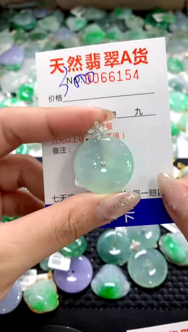 颈饰18K金镶嵌翡翠1111111111111111