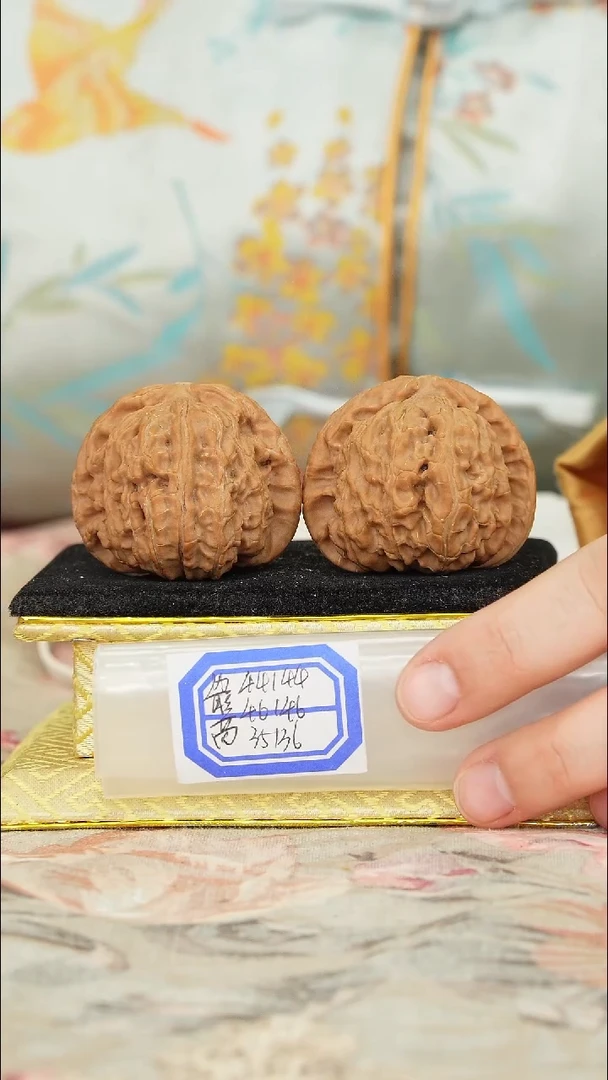 【闪购商品】文玩核桃把件白狮子