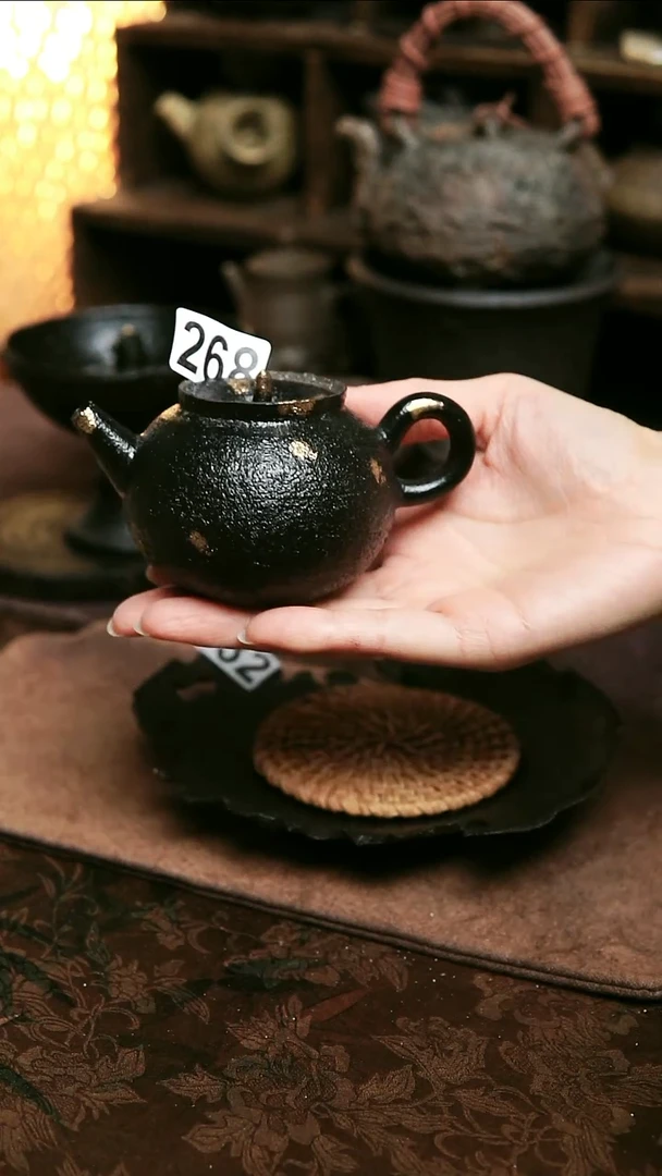 紫砂全手工黑色撒金茶壶140毫升左右
