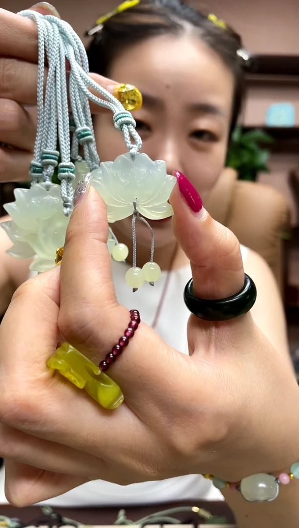 岫玉未镶嵌颈饰多样性发货发其中之一