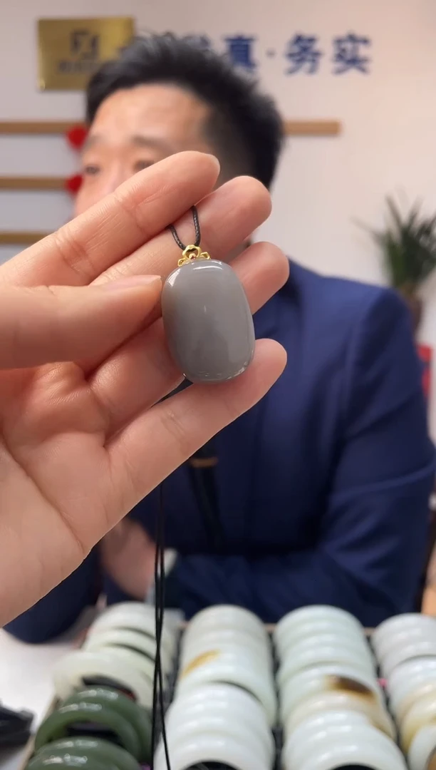 【闪购商品】和田玉18K金镶嵌颈饰烟紫无事牌吊坠随机发一件