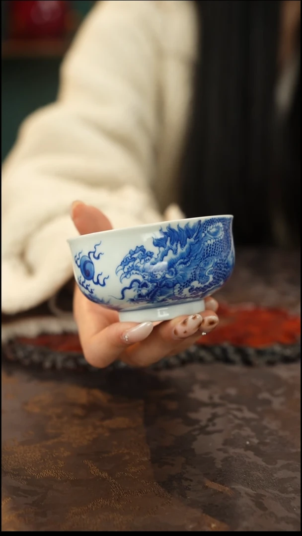 青花手绘龙纹主人杯