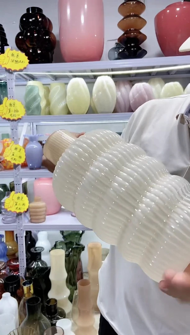 奶白色小口花瓶......