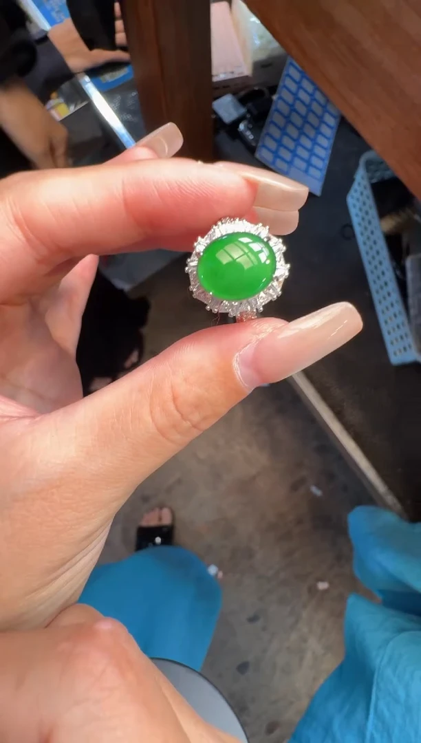 未镶嵌定制翡翠翡翠A货有轻微色差属于正常现象，戒指多样性发货1