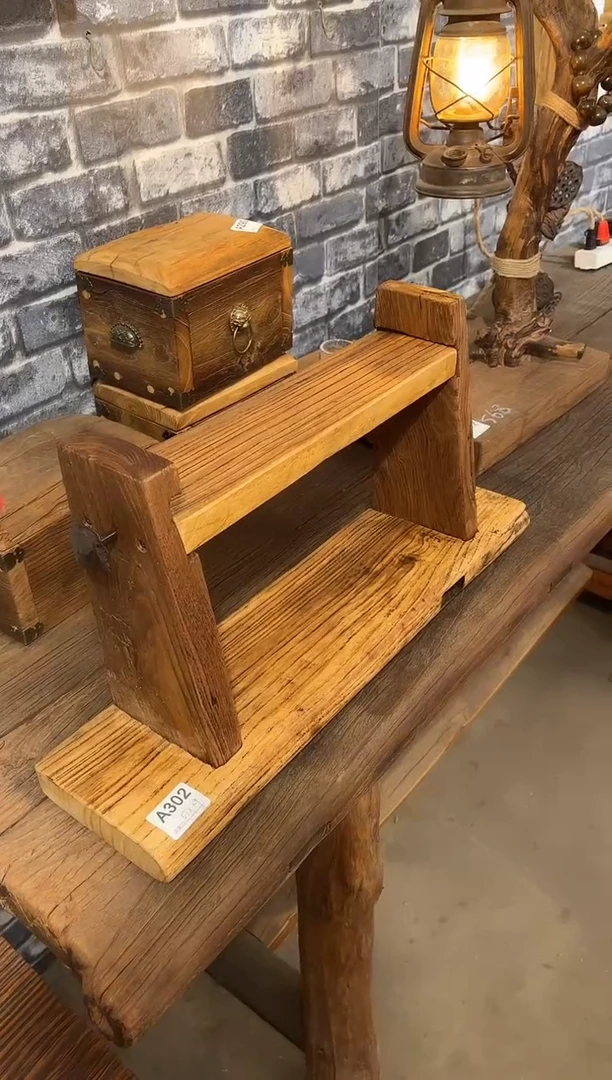 ?***。风化老门板丙烯画