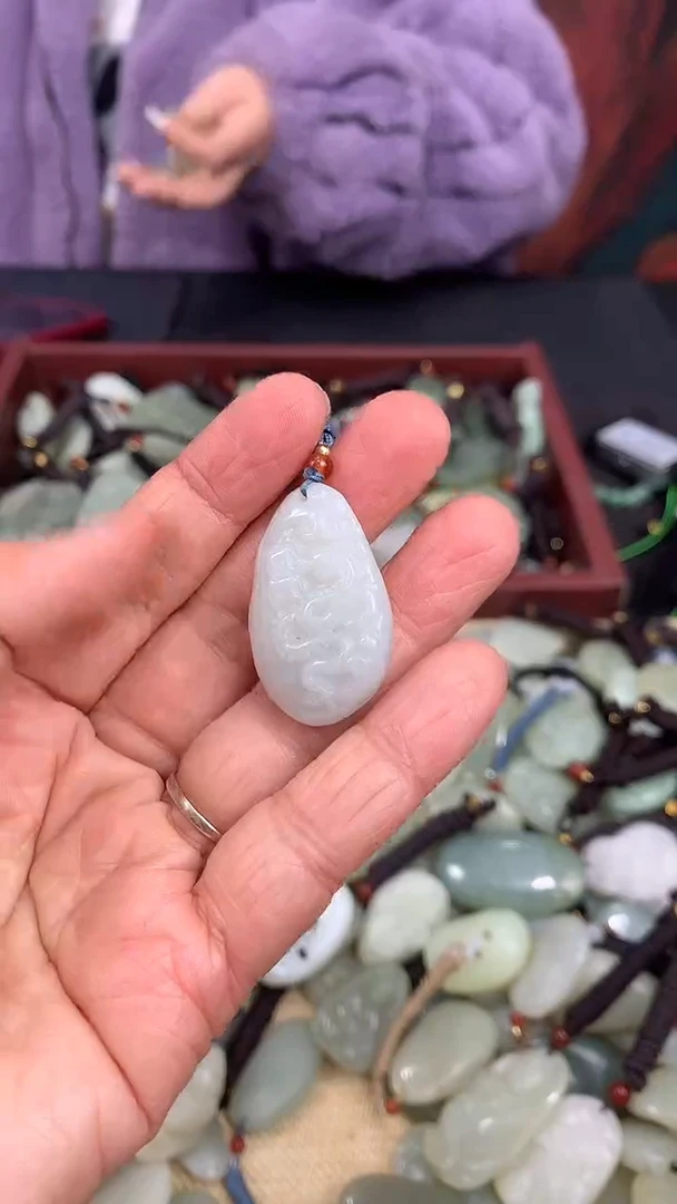 颈饰未镶嵌和田玉（多样性发一件）没有证书有瑕