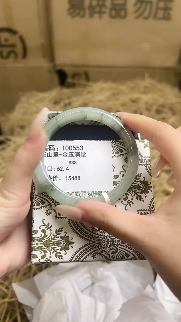 未镶嵌手镯石英质玉T00553