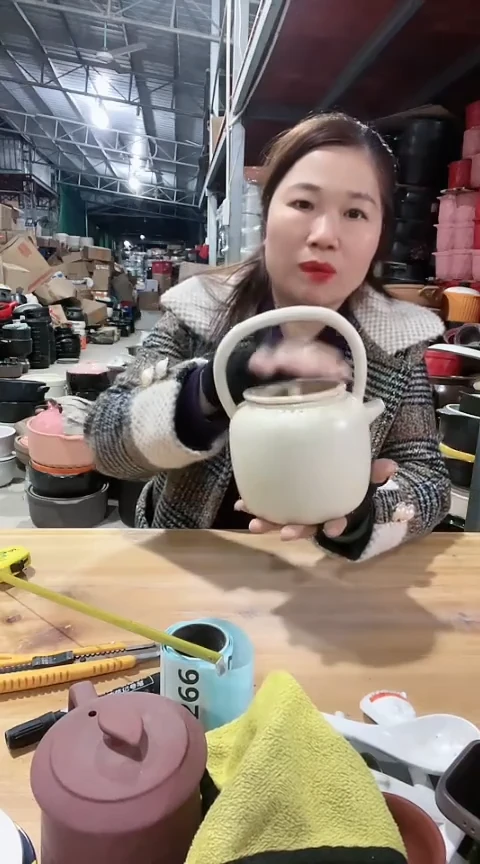瑕疵白色提梁壶，，