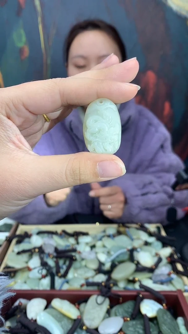 颈饰未镶嵌和田玉（多样性发一件）没有证书有瑕