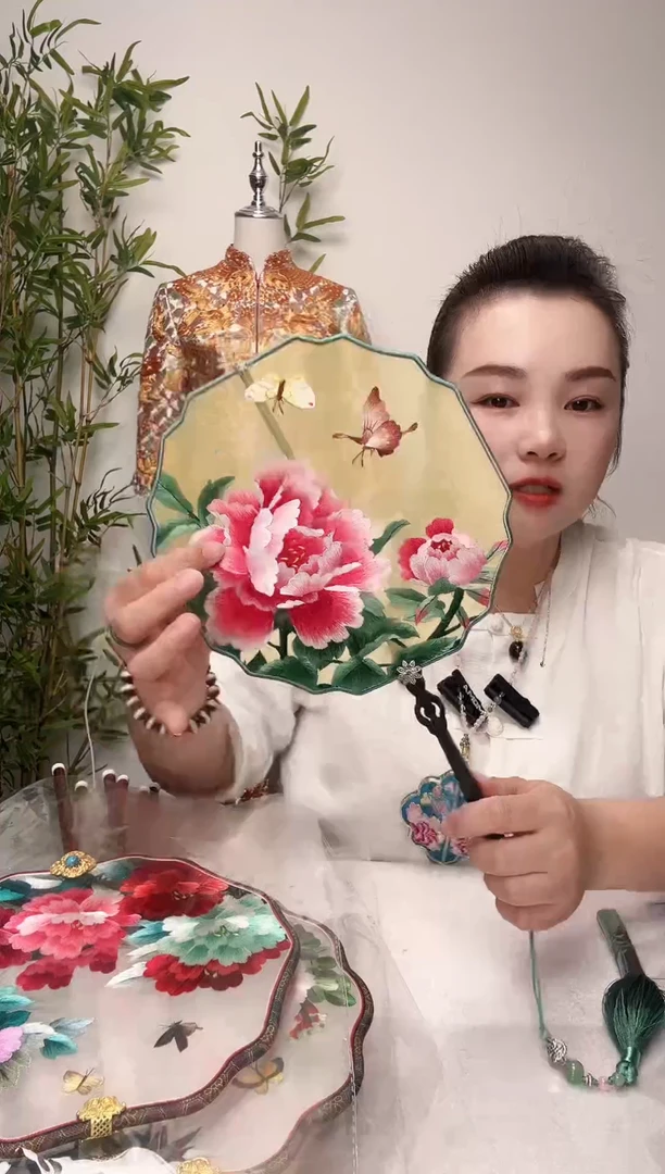刺绣双面团扇绣花