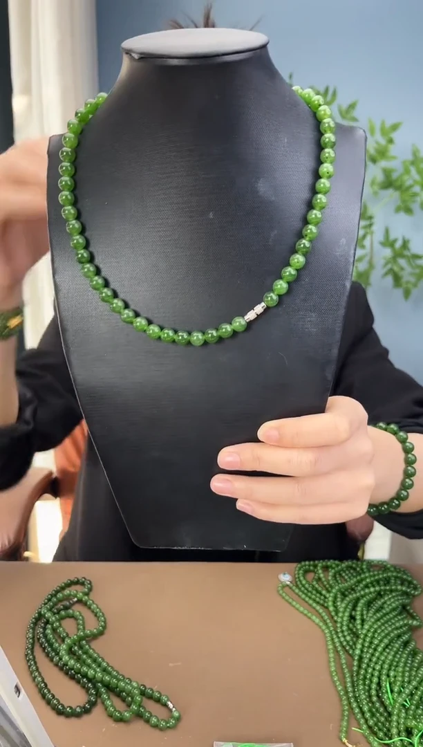 项链未镶嵌和田玉（碧玉）碧玉8mm阳绿妈妈链 有黑点
