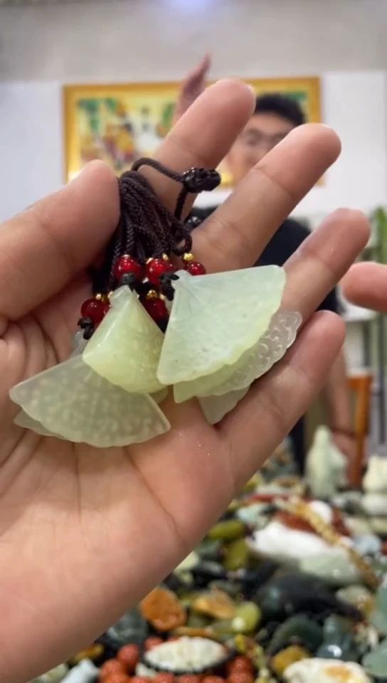 未镶嵌岫玉吊坠多样性发货发其中一件