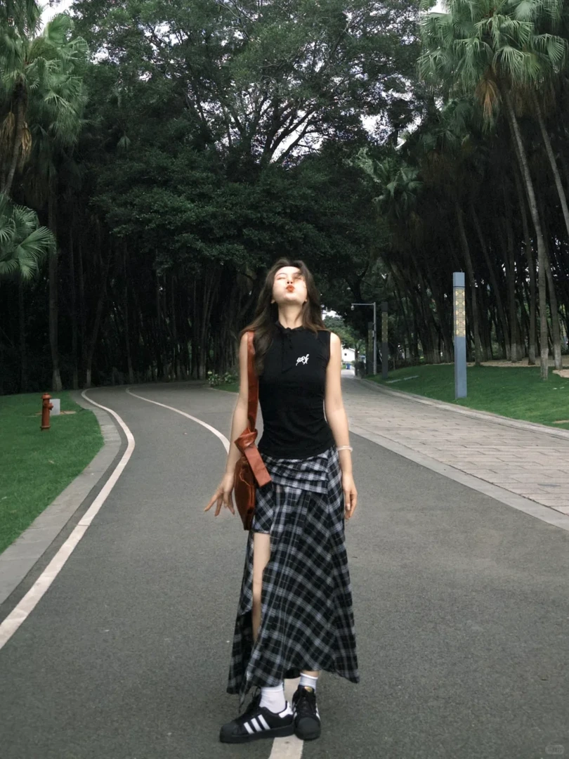 韩系ootd穿搭一整套无袖背心上衣不规则格纹半身裙又酷又飒两件套