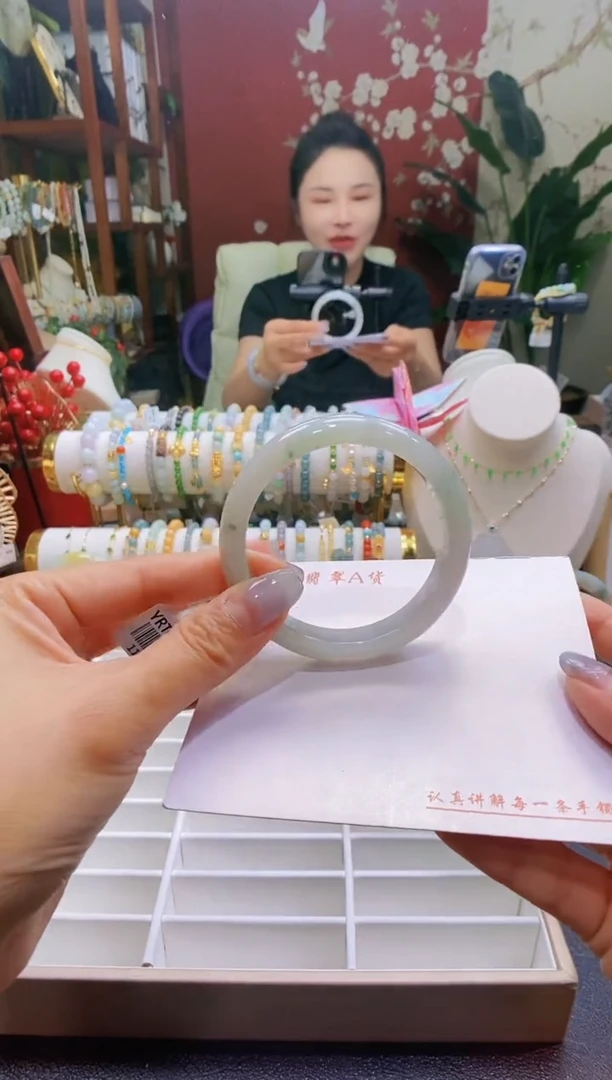 翡翠手镯未镶嵌124/56.3/11.9*7.7