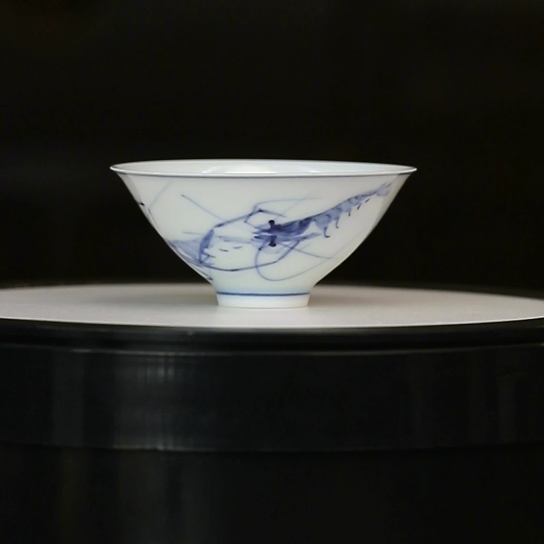 12.22/萧御/青花内绘鱼虾斗笠杯