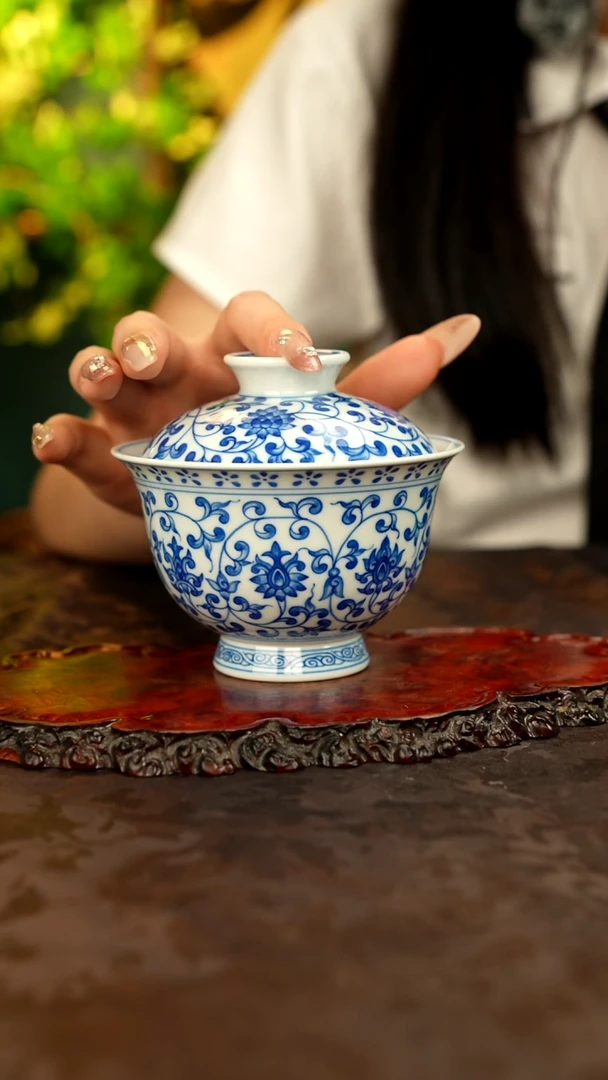 青花手绘缠枝莲盖碗