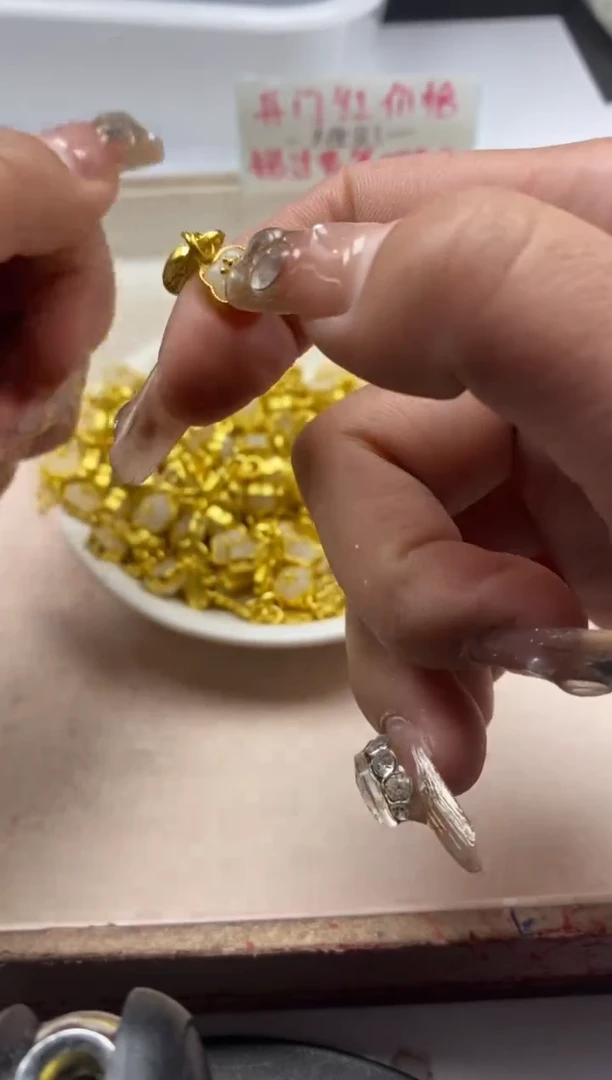 【闪购商品】玛瑙/玉髓颈饰银S800镶嵌x723白玉桃花滴流*3个