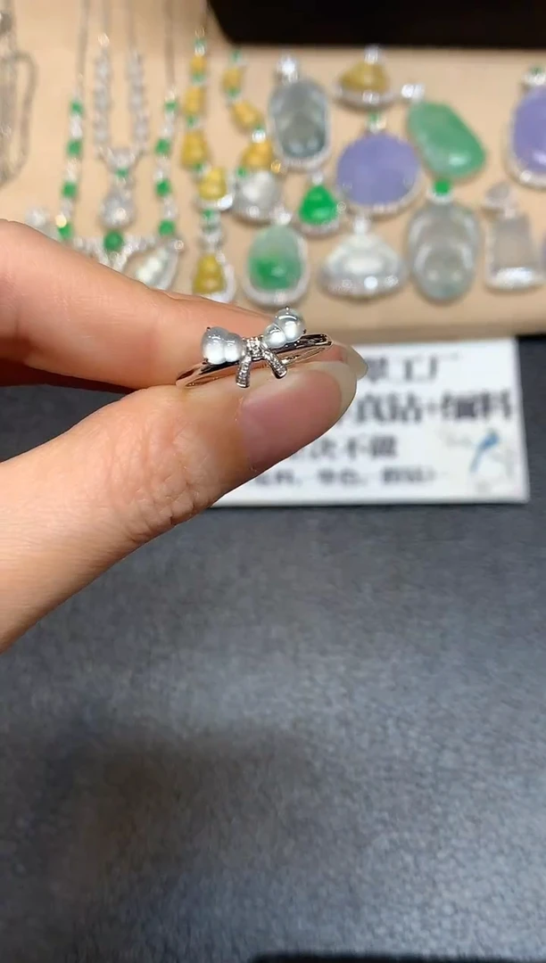 18K金镶嵌戒指翡翠葫芦【无服务费