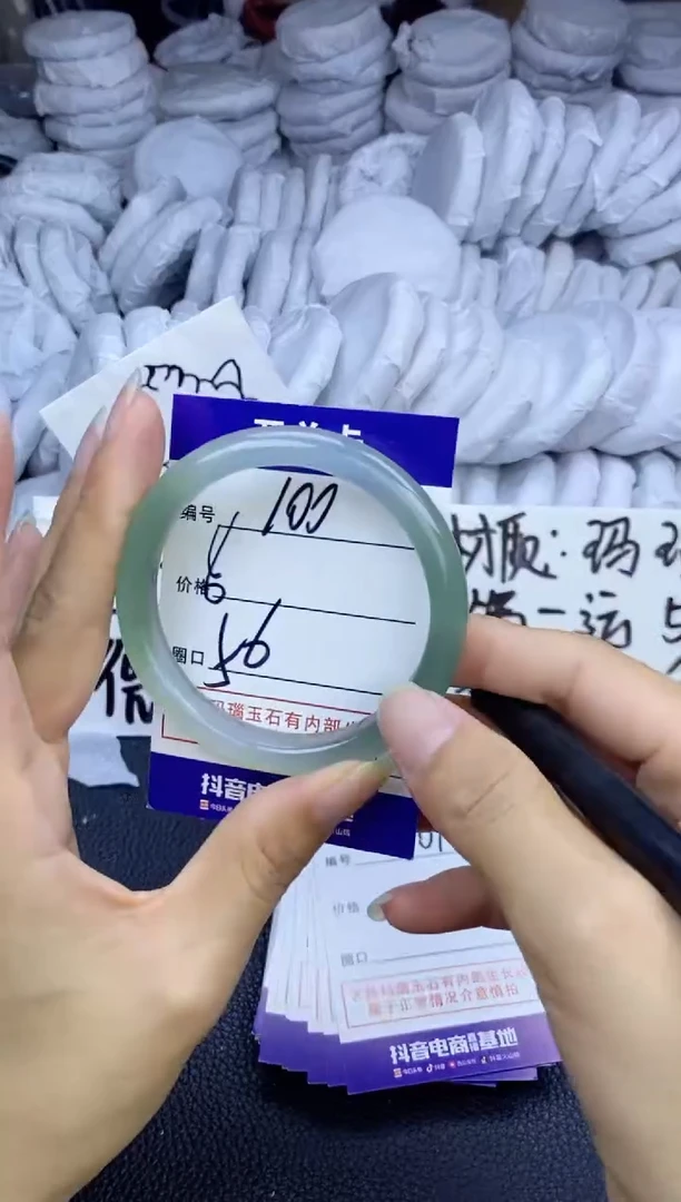 玛瑙/玉髓手镯未镶嵌100