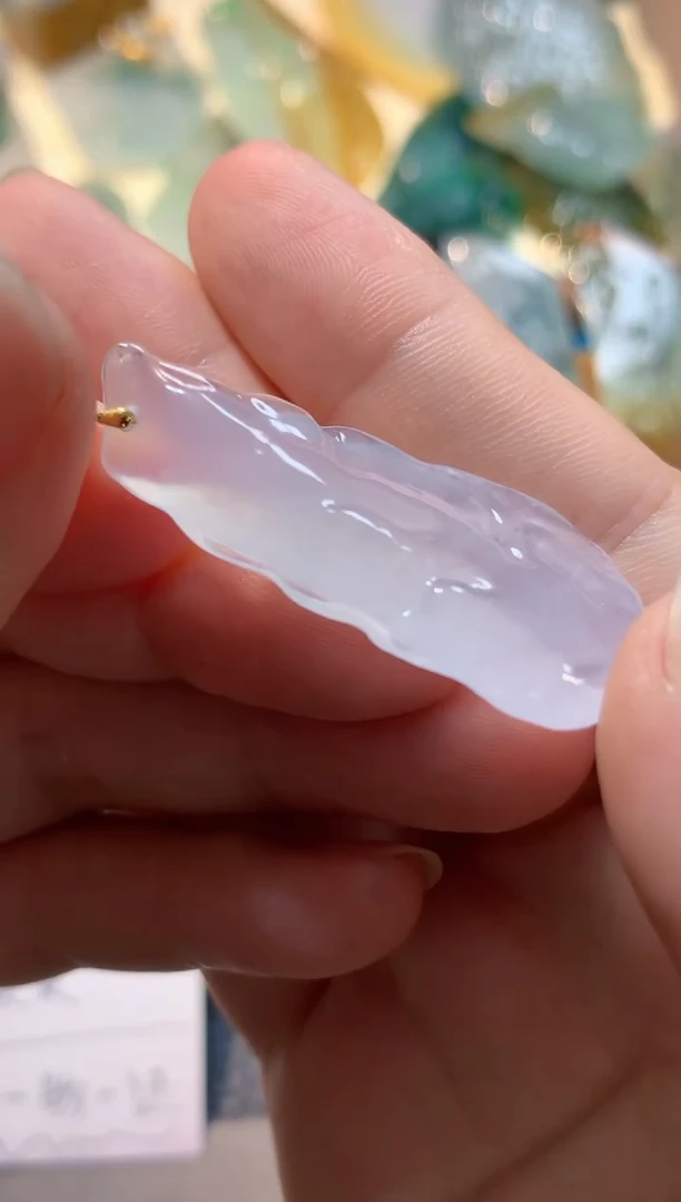 颈饰18K金镶嵌翡翠吊坠