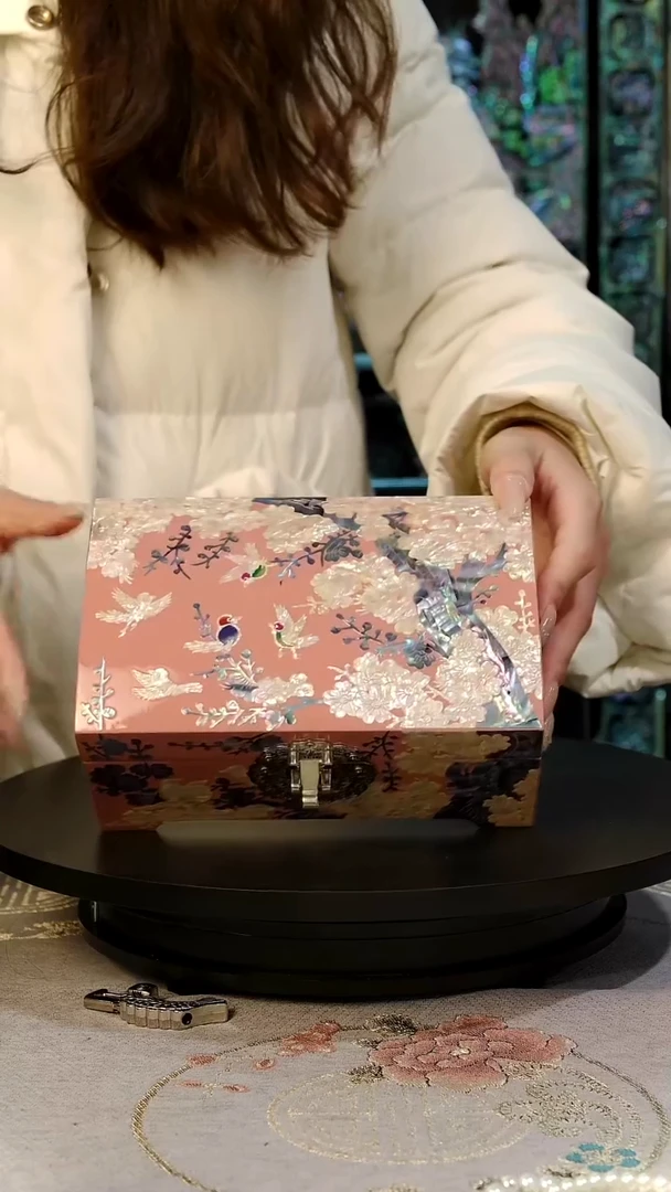 样品鱼锁绒布底·弘贝雅螺钿漆器文化馆