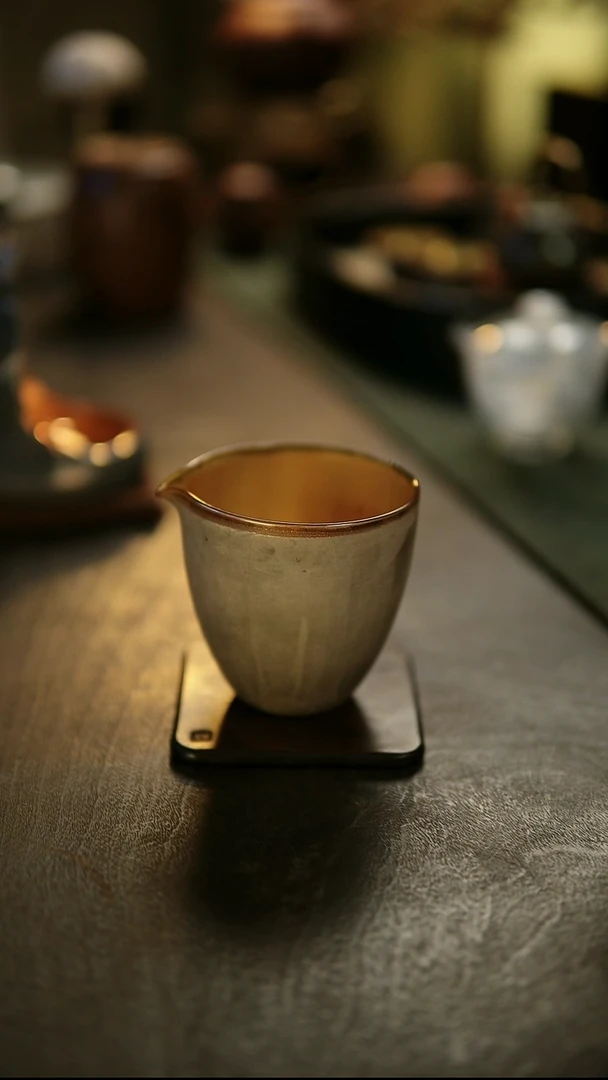 阿眠      沁黄炼金银箔公道杯