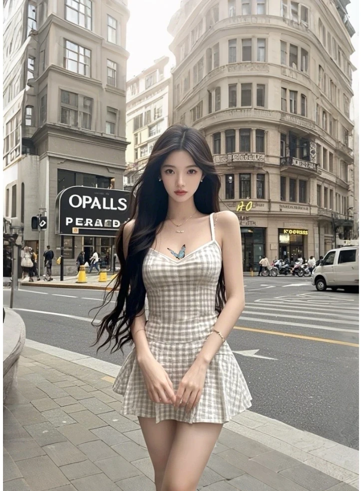 2025新款修身性感辣妹气质吊带格纹a字连衣裙女显瘦时尚紧身高级