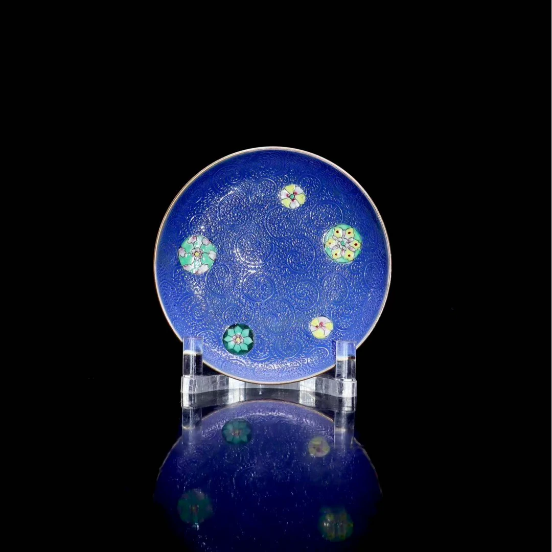 33: 清中期粉彩蓝彩轧道皮球花纹盘