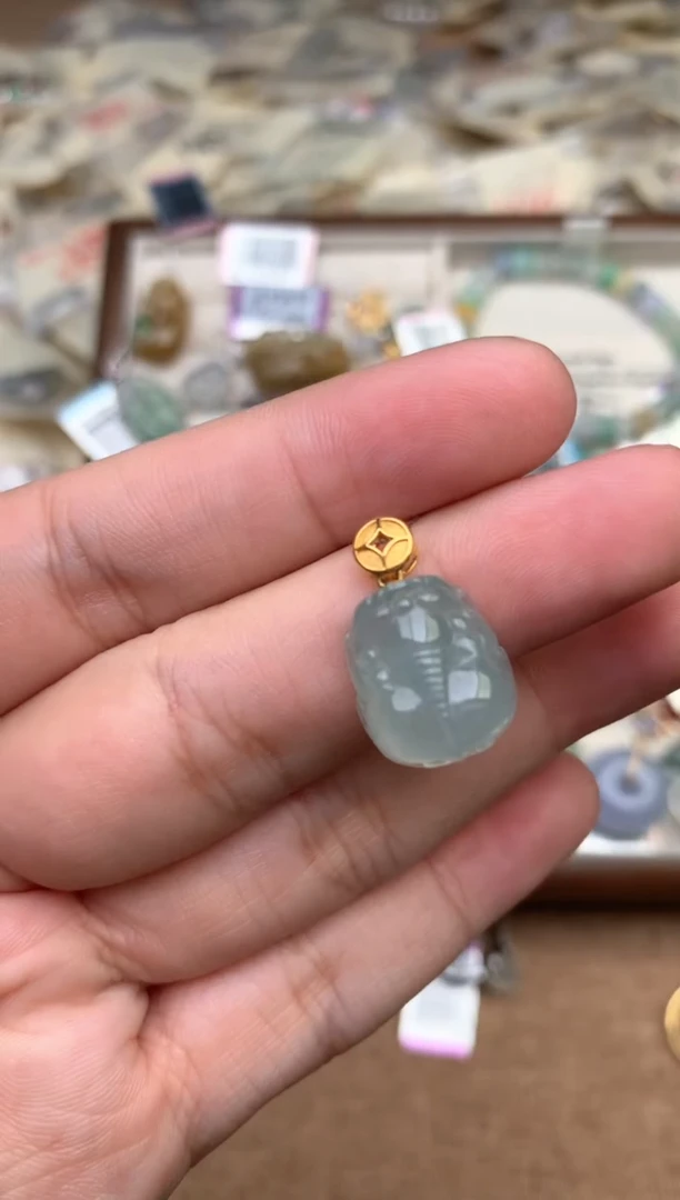 18K金镶嵌挂件翡翠1