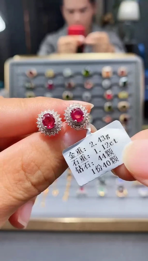 18K金镶嵌耳饰红宝石1.12.