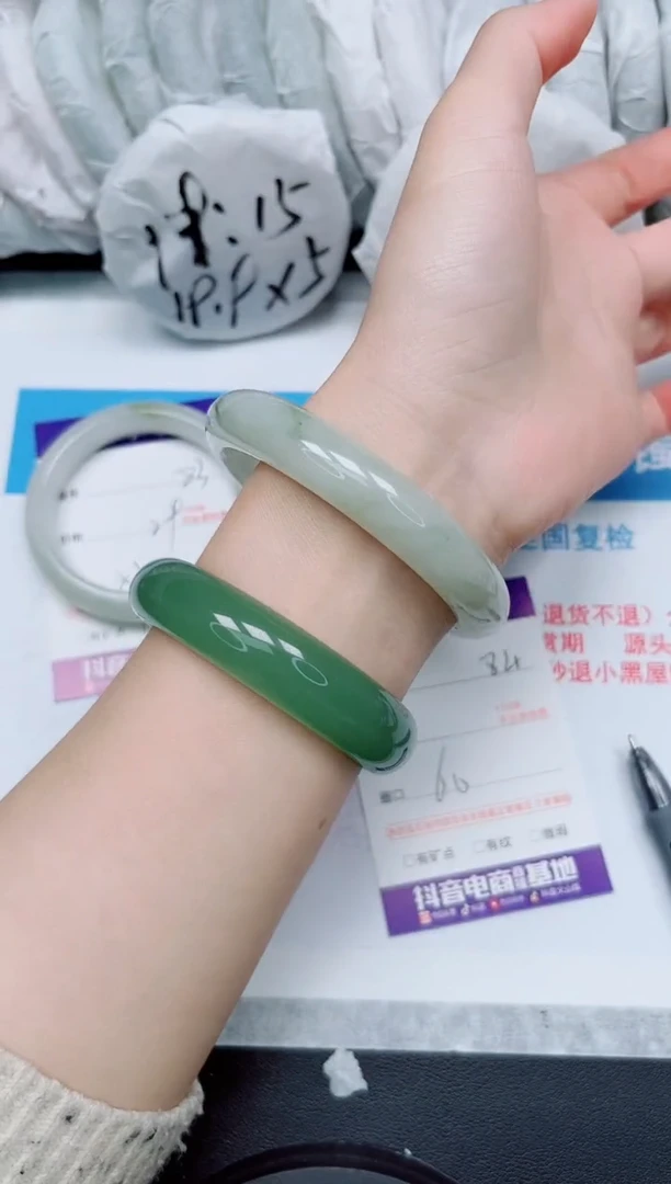 【闪购商品】石英质玉手镯未镶嵌84