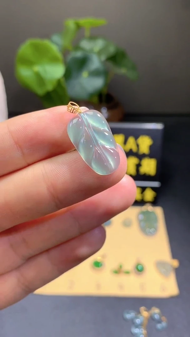 颈饰18K金镶嵌翡翠翡翠A货