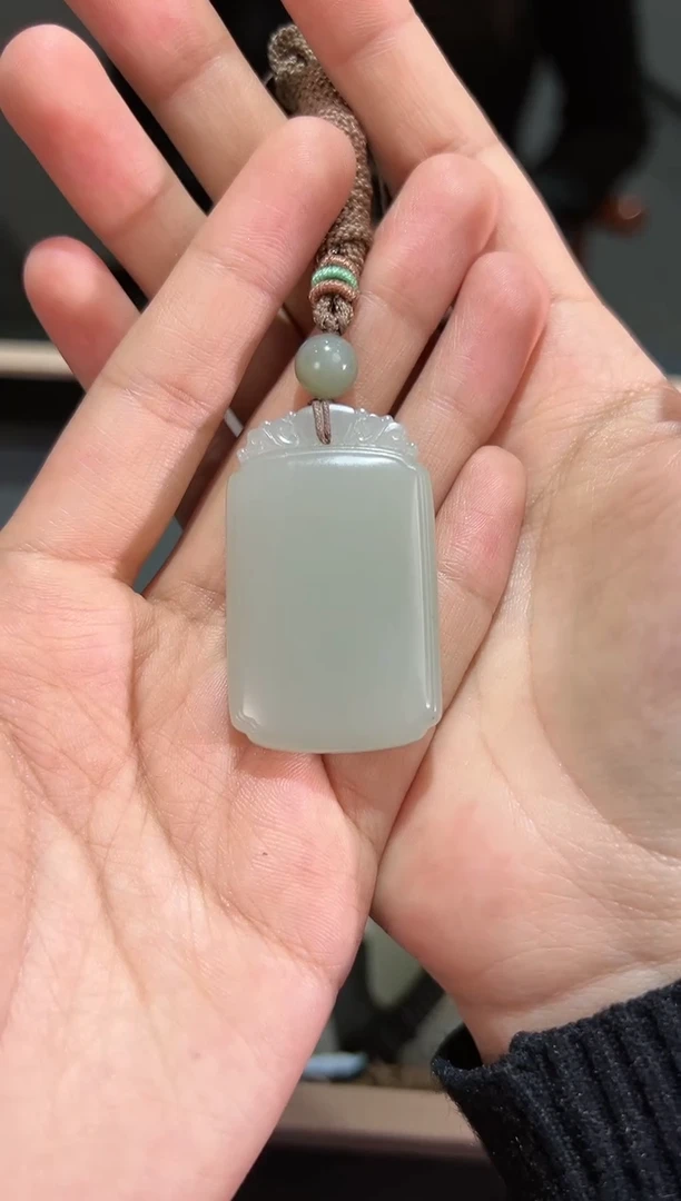 【闪购商品】和田玉吊坠(赠链)未镶嵌且末料青白玉无事牌